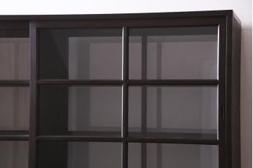 両面使いの重ね戸棚を新規製作!当店商品を参考にデザイン。両面引き戸仕様。建具はクリアガラスを組み入れ。赤味がかった濃い茶色で着色し仕上げ。(収納棚、食器棚、キャビネット)