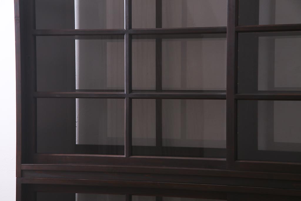 両面使いの重ね戸棚を新規製作!当店商品を参考にデザイン。両面引き戸仕様。建具はクリアガラスを組み入れ。赤味がかった濃い茶色で着色し仕上げ。(収納棚、食器棚、キャビネット)