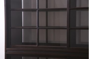 両面使いの重ね戸棚を新規製作!当店商品を参考にデザイン。両面引き戸仕様。建具はクリアガラスを組み入れ。赤味がかった濃い茶色で着色し仕上げ。(収納棚、食器棚、キャビネット)