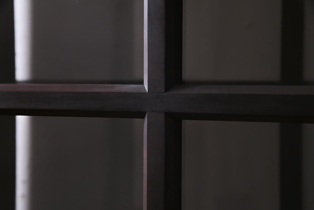 両面使いの重ね戸棚を新規製作!当店商品を参考にデザイン。両面引き戸仕様。建具はクリアガラスを組み入れ。赤味がかった濃い茶色で着色し仕上げ。(収納棚、食器棚、キャビネット)