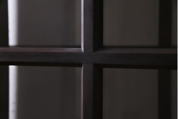 両面使いの重ね戸棚を新規製作!当店商品を参考にデザイン。両面引き戸仕様。建具はクリアガラスを組み入れ。赤味がかった濃い茶色で着色し仕上げ。(収納棚、食器棚、キャビネット)