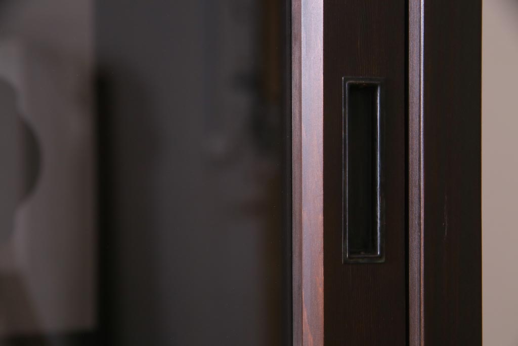 両面使いの重ね戸棚を新規製作!当店商品を参考にデザイン。両面引き戸仕様。建具はクリアガラスを組み入れ。赤味がかった濃い茶色で着色し仕上げ。(収納棚、食器棚、キャビネット)