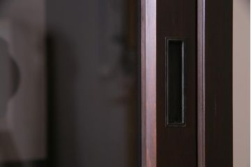 両面使いの重ね戸棚を新規製作!当店商品を参考にデザイン。両面引き戸仕様。建具はクリアガラスを組み入れ。赤味がかった濃い茶色で着色し仕上げ。(収納棚、食器棚、キャビネット)