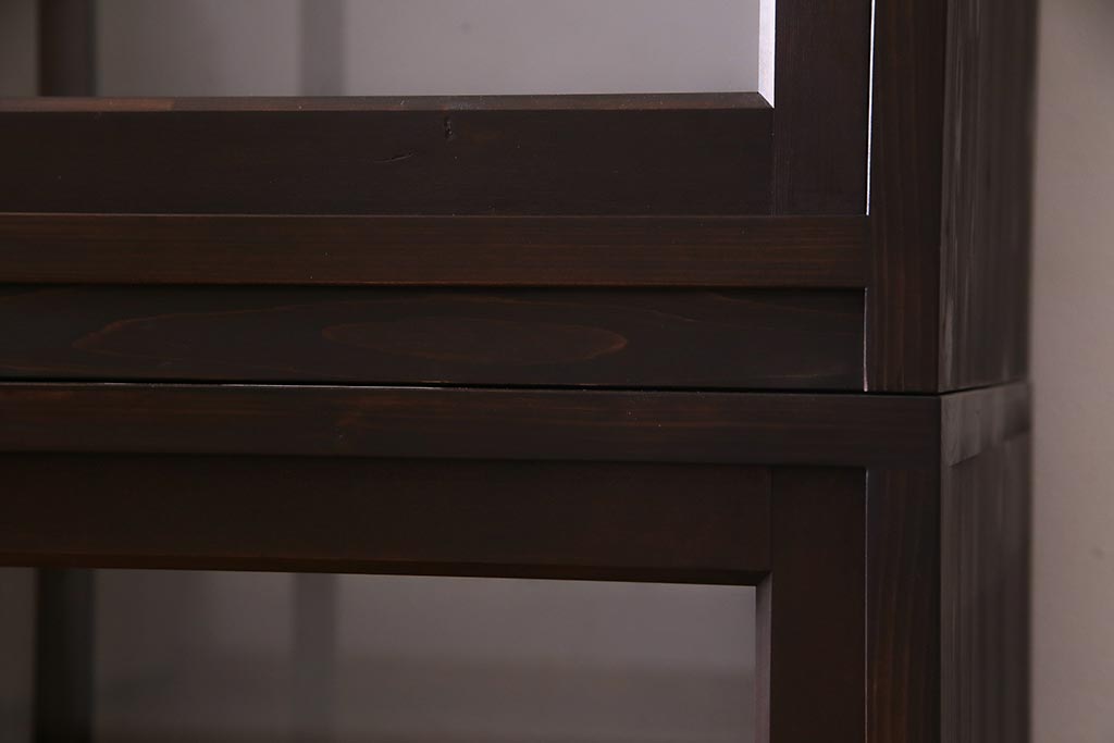 両面使いの重ね戸棚を新規製作!当店商品を参考にデザイン。両面引き戸仕様。建具はクリアガラスを組み入れ。赤味がかった濃い茶色で着色し仕上げ。(収納棚、食器棚、キャビネット)