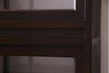 両面使いの重ね戸棚を新規製作!当店商品を参考にデザイン。両面引き戸仕様。建具はクリアガラスを組み入れ。赤味がかった濃い茶色で着色し仕上げ。(収納棚、食器棚、キャビネット)