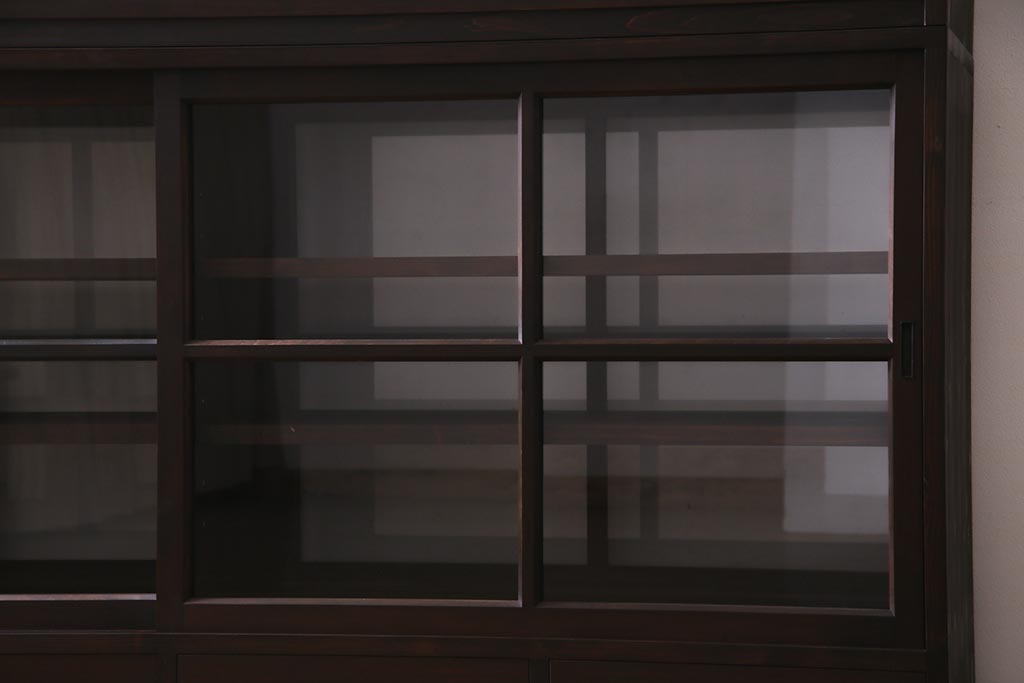 両面使いの重ね戸棚を新規製作!当店商品を参考にデザイン。両面引き戸仕様。建具はクリアガラスを組み入れ。赤味がかった濃い茶色で着色し仕上げ。(収納棚、食器棚、キャビネット)