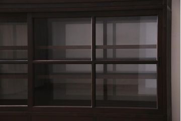 両面使いの重ね戸棚を新規製作!当店商品を参考にデザイン。両面引き戸仕様。建具はクリアガラスを組み入れ。赤味がかった濃い茶色で着色し仕上げ。(収納棚、食器棚、キャビネット)