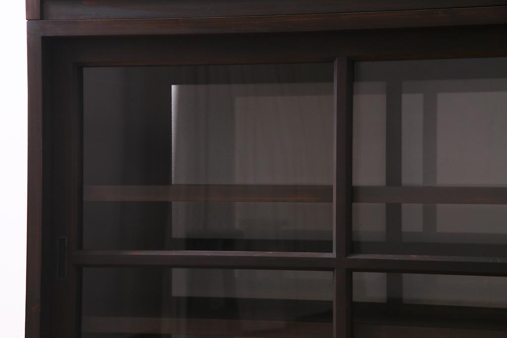 両面使いの重ね戸棚を新規製作!当店商品を参考にデザイン。両面引き戸仕様。建具はクリアガラスを組み入れ。赤味がかった濃い茶色で着色し仕上げ。(収納棚、食器棚、キャビネット)