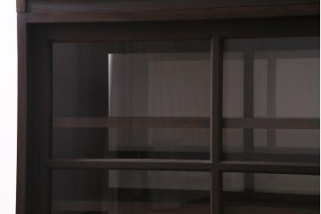 両面使いの重ね戸棚を新規製作!当店商品を参考にデザイン。両面引き戸仕様。建具はクリアガラスを組み入れ。赤味がかった濃い茶色で着色し仕上げ。(収納棚、食器棚、キャビネット)