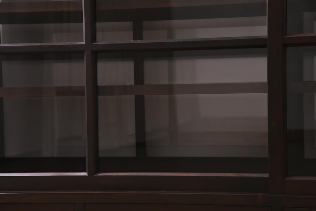 両面使いの重ね戸棚を新規製作!当店商品を参考にデザイン。両面引き戸仕様。建具はクリアガラスを組み入れ。赤味がかった濃い茶色で着色し仕上げ。(収納棚、食器棚、キャビネット)