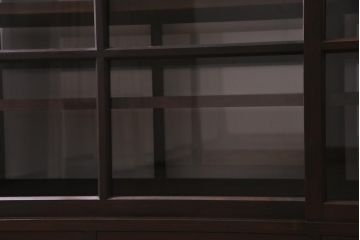 両面使いの重ね戸棚を新規製作!当店商品を参考にデザイン。両面引き戸仕様。建具はクリアガラスを組み入れ。赤味がかった濃い茶色で着色し仕上げ。(収納棚、食器棚、キャビネット)