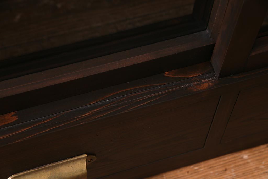 両面使いの重ね戸棚を新規製作!当店商品を参考にデザイン。両面引き戸仕様。建具はクリアガラスを組み入れ。赤味がかった濃い茶色で着色し仕上げ。(収納棚、食器棚、キャビネット)