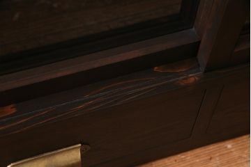 両面使いの重ね戸棚を新規製作!当店商品を参考にデザイン。両面引き戸仕様。建具はクリアガラスを組み入れ。赤味がかった濃い茶色で着色し仕上げ。(収納棚、食器棚、キャビネット)