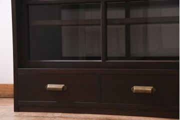 両面使いの重ね戸棚を新規製作!当店商品を参考にデザイン。両面引き戸仕様。建具はクリアガラスを組み入れ。赤味がかった濃い茶色で着色し仕上げ。(収納棚、食器棚、キャビネット)