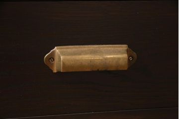 両面使いの重ね戸棚を新規製作!当店商品を参考にデザイン。両面引き戸仕様。建具はクリアガラスを組み入れ。赤味がかった濃い茶色で着色し仕上げ。(収納棚、食器棚、キャビネット)