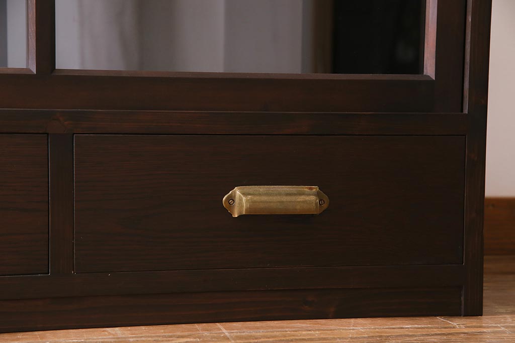 両面使いの重ね戸棚を新規製作!当店商品を参考にデザイン。両面引き戸仕様。建具はクリアガラスを組み入れ。赤味がかった濃い茶色で着色し仕上げ。(収納棚、食器棚、キャビネット)