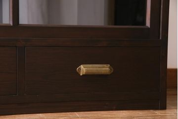 両面使いの重ね戸棚を新規製作!当店商品を参考にデザイン。両面引き戸仕様。建具はクリアガラスを組み入れ。赤味がかった濃い茶色で着色し仕上げ。(収納棚、食器棚、キャビネット)