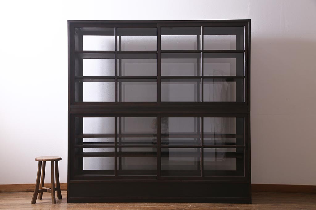 両面使いの重ね戸棚を新規製作!当店商品を参考にデザイン。両面引き戸仕様。建具はクリアガラスを組み入れ。赤味がかった濃い茶色で着色し仕上げ。(収納棚、食器棚、キャビネット)