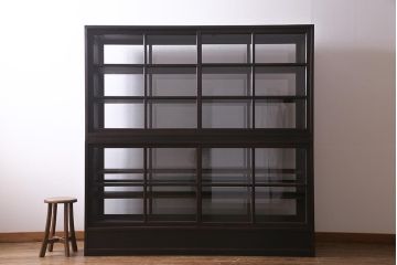 両面使いの重ね戸棚を新規製作!当店商品を参考にデザイン。両面引き戸仕様。建具はクリアガラスを組み入れ。赤味がかった濃い茶色で着色し仕上げ。(収納棚、食器棚、キャビネット)