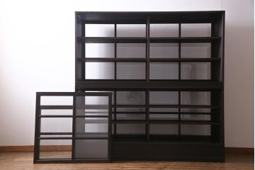 両面使いの重ね戸棚を新規製作!当店商品を参考にデザイン。両面引き戸仕様。建具はクリアガラスを組み入れ。赤味がかった濃い茶色で着色し仕上げ。(収納棚、食器棚、キャビネット)