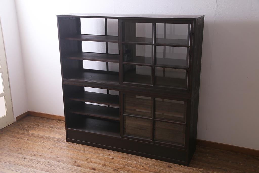 両面使いの重ね戸棚を新規製作!当店商品を参考にデザイン。両面引き戸仕様。建具はクリアガラスを組み入れ。赤味がかった濃い茶色で着色し仕上げ。(収納棚、食器棚、キャビネット)