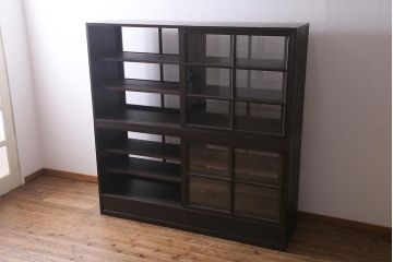 両面使いの重ね戸棚を新規製作!当店商品を参考にデザイン。両面引き戸仕様。建具はクリアガラスを組み入れ。赤味がかった濃い茶色で着色し仕上げ。(収納棚、食器棚、キャビネット)