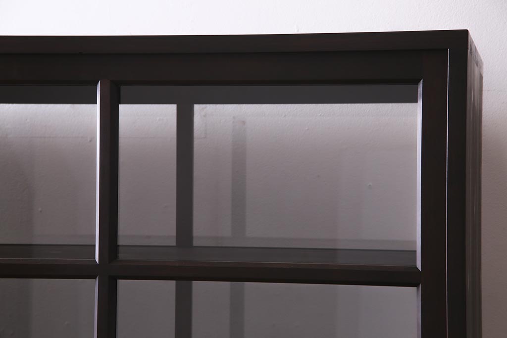 両面使いの重ね戸棚を新規製作!当店商品を参考にデザイン。両面引き戸仕様。建具はクリアガラスを組み入れ。赤味がかった濃い茶色で着色し仕上げ。(収納棚、食器棚、キャビネット)