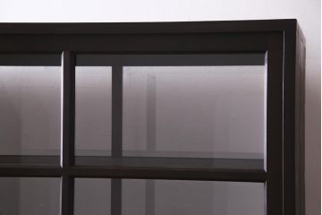 両面使いの重ね戸棚を新規製作!当店商品を参考にデザイン。両面引き戸仕様。建具はクリアガラスを組み入れ。赤味がかった濃い茶色で着色し仕上げ。(収納棚、食器棚、キャビネット)