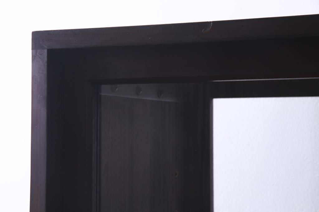 両面使いの重ね戸棚を新規製作!当店商品を参考にデザイン。両面引き戸仕様。建具はクリアガラスを組み入れ。赤味がかった濃い茶色で着色し仕上げ。(収納棚、食器棚、キャビネット)