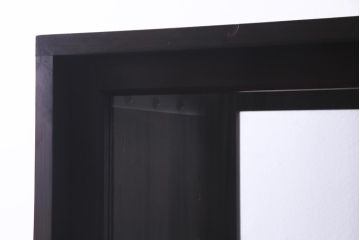 両面使いの重ね戸棚を新規製作!当店商品を参考にデザイン。両面引き戸仕様。建具はクリアガラスを組み入れ。赤味がかった濃い茶色で着色し仕上げ。(収納棚、食器棚、キャビネット)