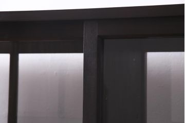 両面使いの重ね戸棚を新規製作!当店商品を参考にデザイン。両面引き戸仕様。建具はクリアガラスを組み入れ。赤味がかった濃い茶色で着色し仕上げ。(収納棚、食器棚、キャビネット)