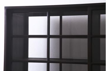 両面使いの重ね戸棚を新規製作!当店商品を参考にデザイン。両面引き戸仕様。建具はクリアガラスを組み入れ。赤味がかった濃い茶色で着色し仕上げ。(収納棚、食器棚、キャビネット)