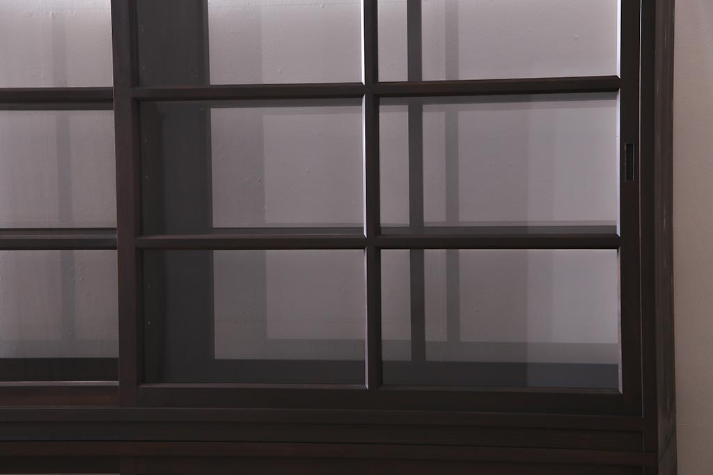 両面使いの重ね戸棚を新規製作!当店商品を参考にデザイン。両面引き戸仕様。建具はクリアガラスを組み入れ。赤味がかった濃い茶色で着色し仕上げ。(収納棚、食器棚、キャビネット)