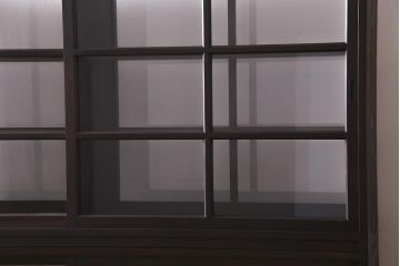 両面使いの重ね戸棚を新規製作!当店商品を参考にデザイン。両面引き戸仕様。建具はクリアガラスを組み入れ。赤味がかった濃い茶色で着色し仕上げ。(収納棚、食器棚、キャビネット)