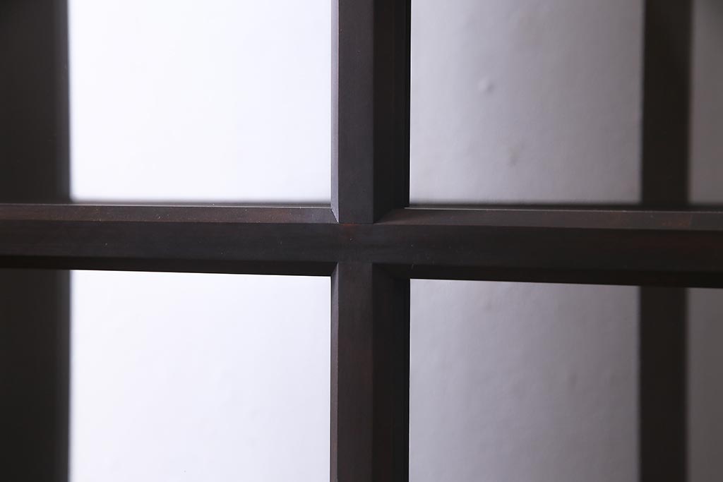 両面使いの重ね戸棚を新規製作!当店商品を参考にデザイン。両面引き戸仕様。建具はクリアガラスを組み入れ。赤味がかった濃い茶色で着色し仕上げ。(収納棚、食器棚、キャビネット)