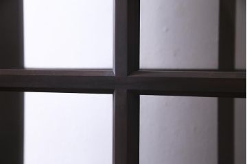 両面使いの重ね戸棚を新規製作!当店商品を参考にデザイン。両面引き戸仕様。建具はクリアガラスを組み入れ。赤味がかった濃い茶色で着色し仕上げ。(収納棚、食器棚、キャビネット)