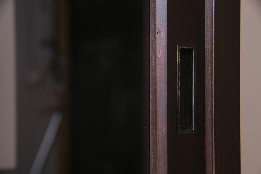 両面使いの重ね戸棚を新規製作!当店商品を参考にデザイン。両面引き戸仕様。建具はクリアガラスを組み入れ。赤味がかった濃い茶色で着色し仕上げ。(収納棚、食器棚、キャビネット)