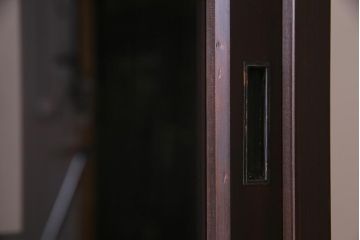 両面使いの重ね戸棚を新規製作!当店商品を参考にデザイン。両面引き戸仕様。建具はクリアガラスを組み入れ。赤味がかった濃い茶色で着色し仕上げ。(収納棚、食器棚、キャビネット)