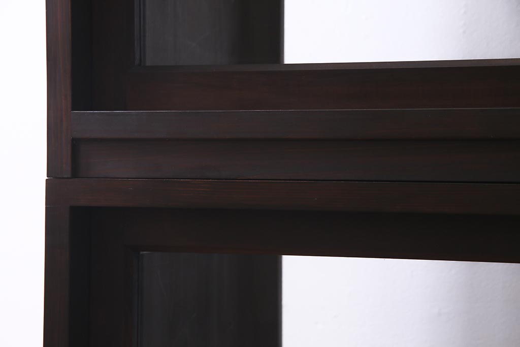 両面使いの重ね戸棚を新規製作!当店商品を参考にデザイン。両面引き戸仕様。建具はクリアガラスを組み入れ。赤味がかった濃い茶色で着色し仕上げ。(収納棚、食器棚、キャビネット)