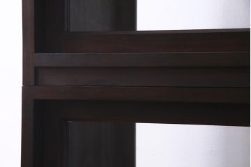 両面使いの重ね戸棚を新規製作!当店商品を参考にデザイン。両面引き戸仕様。建具はクリアガラスを組み入れ。赤味がかった濃い茶色で着色し仕上げ。(収納棚、食器棚、キャビネット)