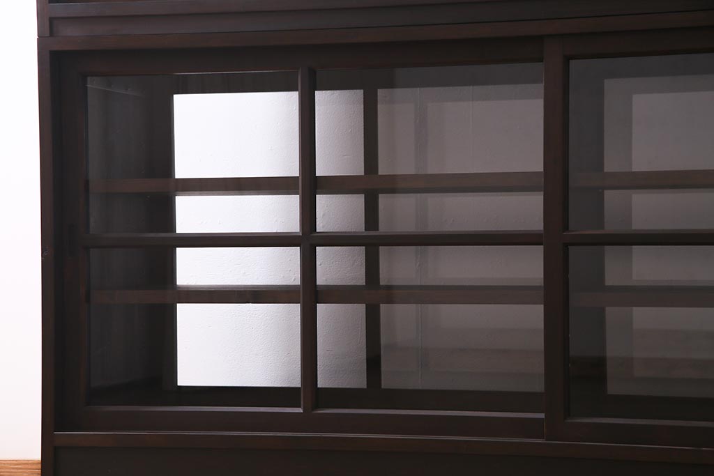 両面使いの重ね戸棚を新規製作!当店商品を参考にデザイン。両面引き戸仕様。建具はクリアガラスを組み入れ。赤味がかった濃い茶色で着色し仕上げ。(収納棚、食器棚、キャビネット)