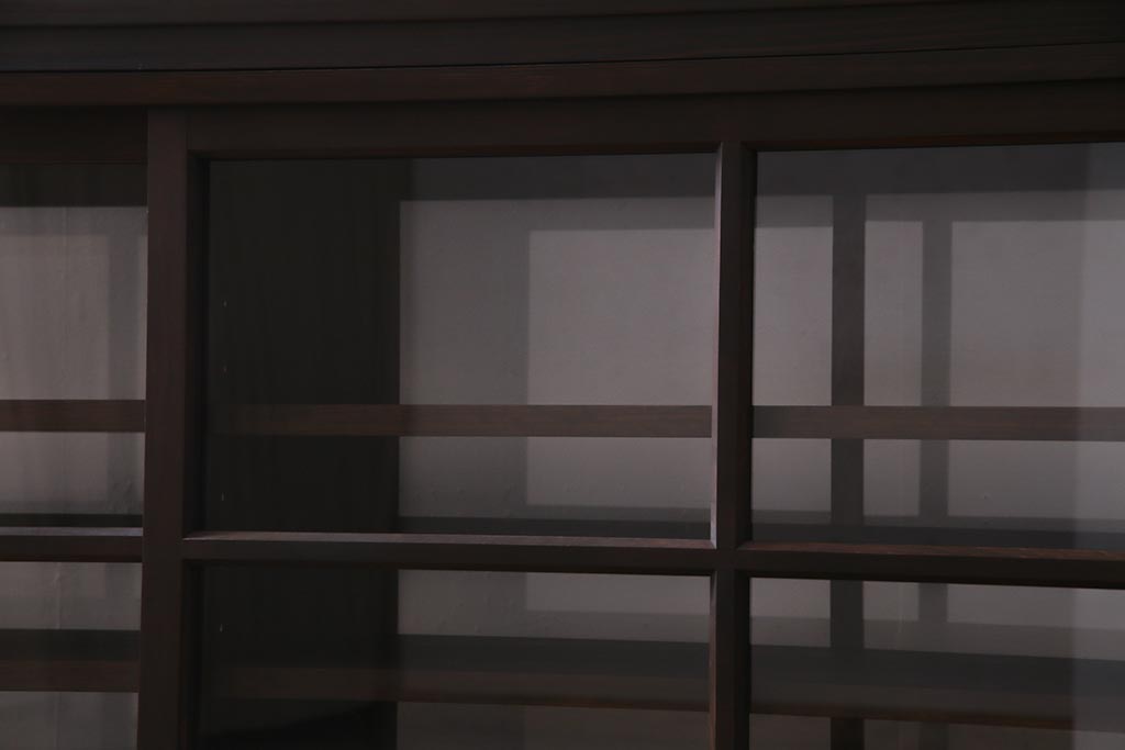 両面使いの重ね戸棚を新規製作!当店商品を参考にデザイン。両面引き戸仕様。建具はクリアガラスを組み入れ。赤味がかった濃い茶色で着色し仕上げ。(収納棚、食器棚、キャビネット)