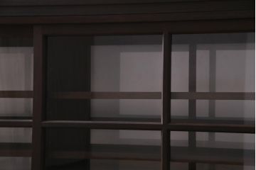 両面使いの重ね戸棚を新規製作!当店商品を参考にデザイン。両面引き戸仕様。建具はクリアガラスを組み入れ。赤味がかった濃い茶色で着色し仕上げ。(収納棚、食器棚、キャビネット)