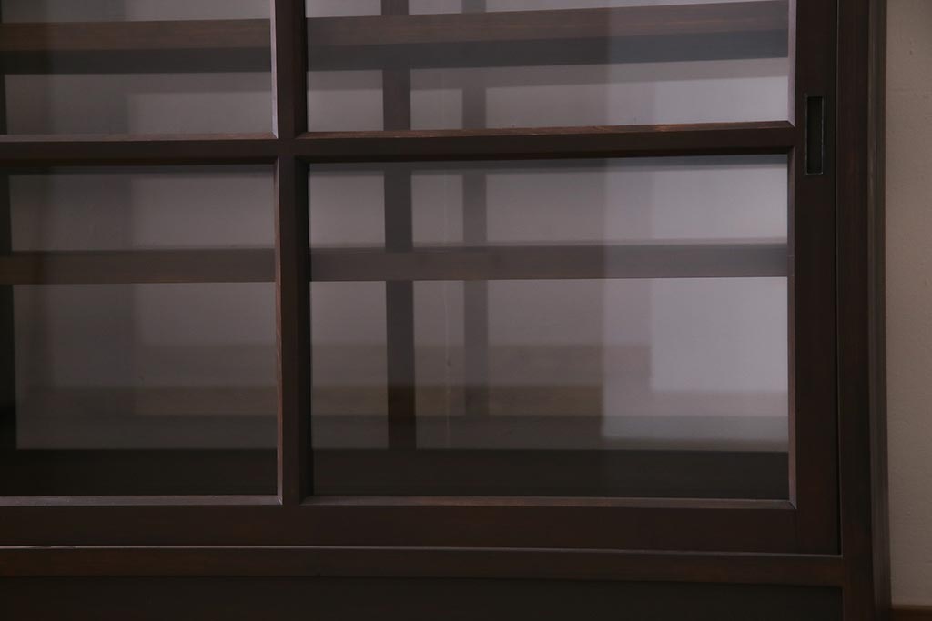 両面使いの重ね戸棚を新規製作!当店商品を参考にデザイン。両面引き戸仕様。建具はクリアガラスを組み入れ。赤味がかった濃い茶色で着色し仕上げ。(収納棚、食器棚、キャビネット)