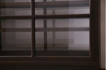 両面使いの重ね戸棚を新規製作!当店商品を参考にデザイン。両面引き戸仕様。建具はクリアガラスを組み入れ。赤味がかった濃い茶色で着色し仕上げ。(収納棚、食器棚、キャビネット)