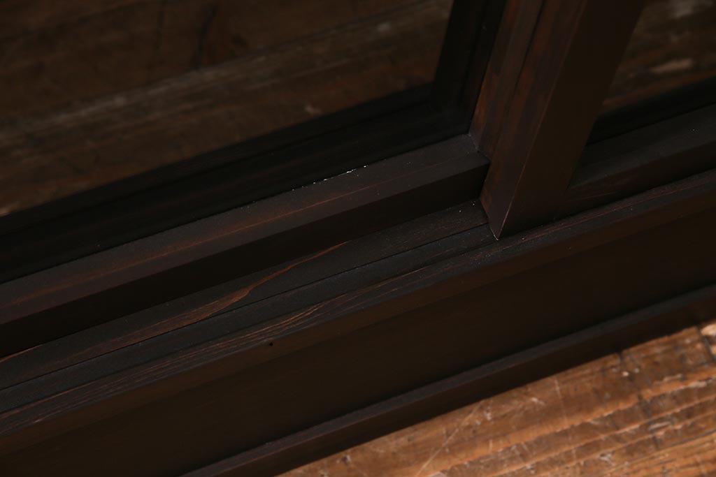 両面使いの重ね戸棚を新規製作!当店商品を参考にデザイン。両面引き戸仕様。建具はクリアガラスを組み入れ。赤味がかった濃い茶色で着色し仕上げ。(収納棚、食器棚、キャビネット)