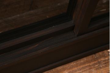 両面使いの重ね戸棚を新規製作!当店商品を参考にデザイン。両面引き戸仕様。建具はクリアガラスを組み入れ。赤味がかった濃い茶色で着色し仕上げ。(収納棚、食器棚、キャビネット)