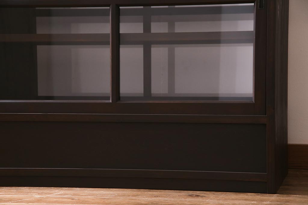 両面使いの重ね戸棚を新規製作!当店商品を参考にデザイン。両面引き戸仕様。建具はクリアガラスを組み入れ。赤味がかった濃い茶色で着色し仕上げ。(収納棚、食器棚、キャビネット)