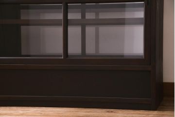 両面使いの重ね戸棚を新規製作!当店商品を参考にデザイン。両面引き戸仕様。建具はクリアガラスを組み入れ。赤味がかった濃い茶色で着色し仕上げ。(収納棚、食器棚、キャビネット)