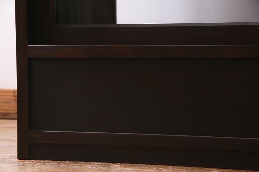 両面使いの重ね戸棚を新規製作!当店商品を参考にデザイン。両面引き戸仕様。建具はクリアガラスを組み入れ。赤味がかった濃い茶色で着色し仕上げ。(収納棚、食器棚、キャビネット)